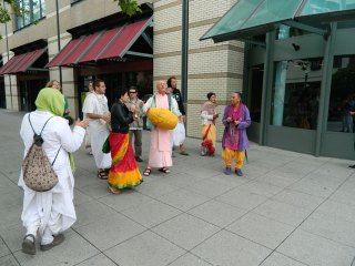 01 Nagarsankirtan in Santa Cruz with Ashram Maharaj