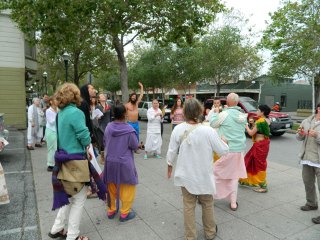 02 Nagarsankirtan in Santa Cruz with Ashram Maharaj