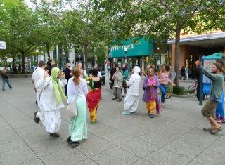 03 Nagarsankirtan in Santa Cruz with Ashram Maharaj