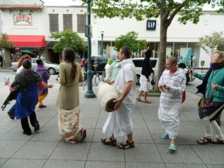 04 Nagarsankirtan in Santa Cruz with Ashram Maharaj