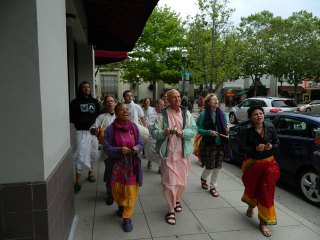 05 Nagarsankirtan in Santa Cruz with Ashram Maharaj