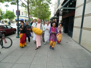 06 Nagarsankirtan in Santa Cruz with Ashram Maharaj