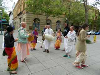 07 Nagarsankirtan in Santa Cruz with Ashram Maharaj