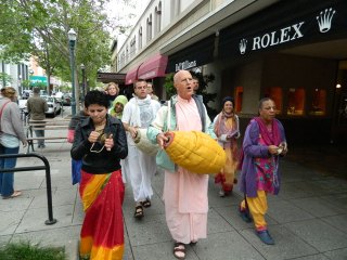 08 Nagarsankirtan in Santa Cruz with Ashram Maharaj