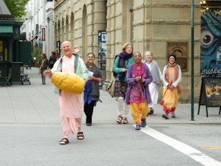 09 Nagarsankirtan in Santa Cruz with Ashram Maharaj