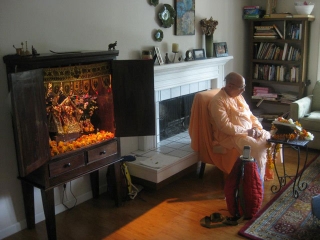 01-Srila Janardan Maharaj led a program on Saturday at the house of Dayal Krishna Prabhu and Malini Didi, outside of Portland, Oregon