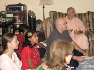 03-Guests listen to Sripad Janardan Maharaj