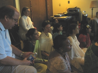 04-Yudhamanyu Prabhu Seva Vikram, Kumkum Devi and other guests