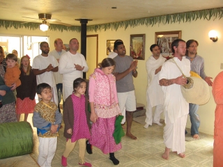 01-ashram-maharaj-sunday-feast