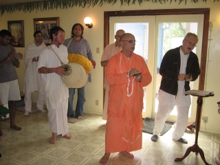 02-ashram-maharaj-sunday-feast