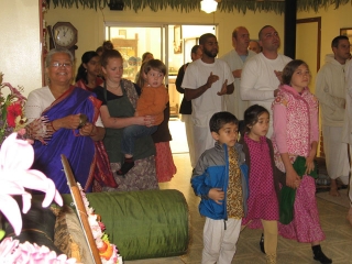 03-ashram-maharaj-sunday-feast