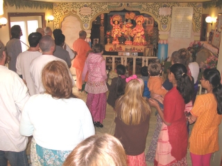 05-ashram-maharaj-sunday-feast